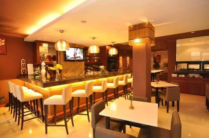 Hemingway'S Hotel Patong Экстерьер фото