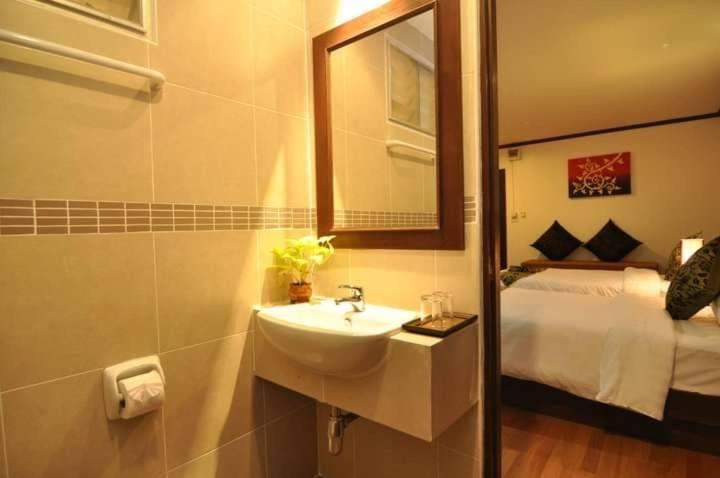 Hemingway'S Hotel Patong Экстерьер фото