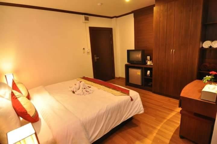 Hemingway'S Hotel Patong Экстерьер фото